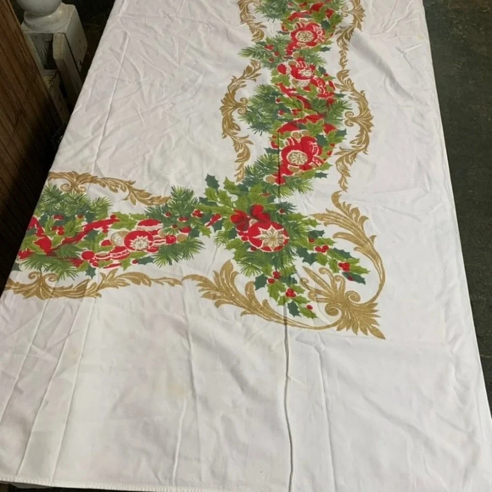 Vintage Christmas Tablecloth Holly Berry Gold‎ Trim Holiday 89 x 59 Rectangle
